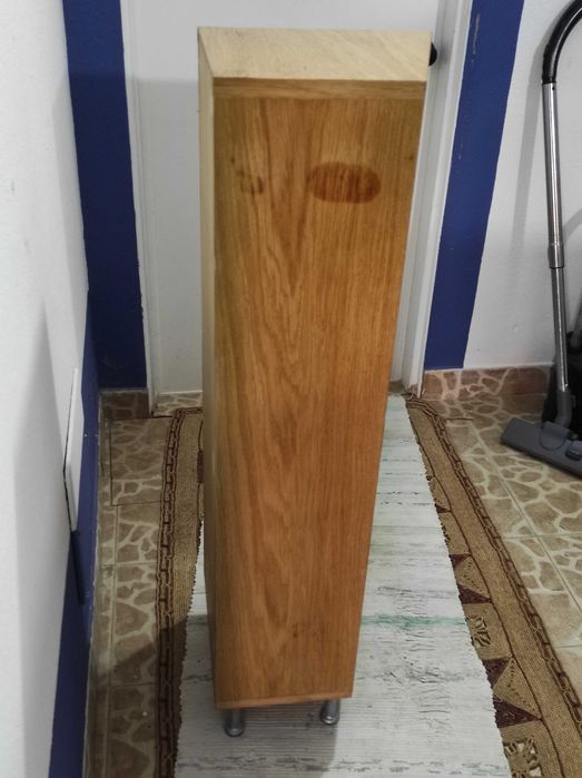 Movel de casa de banho com toalheiro e arrumação lateral