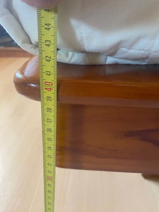 Base de cama em madeira quarto