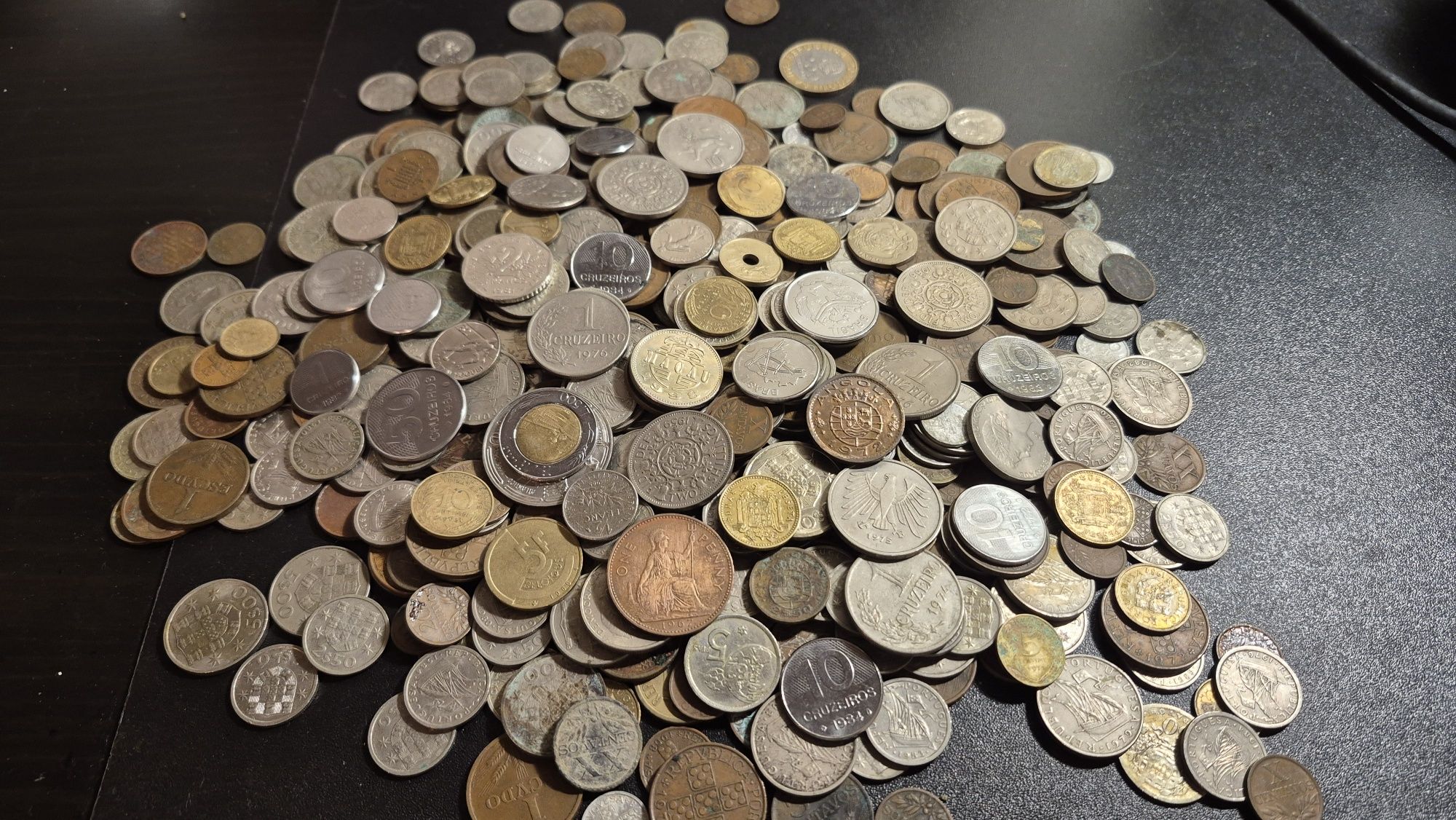 Lote com 516 moedas estrangeiras e portuguesas
