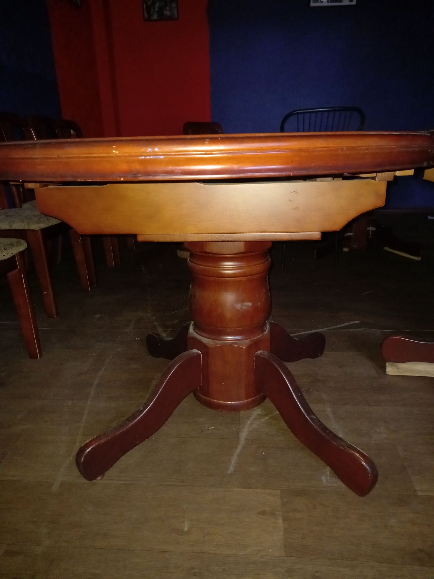 Столы, стулья, в кафе.