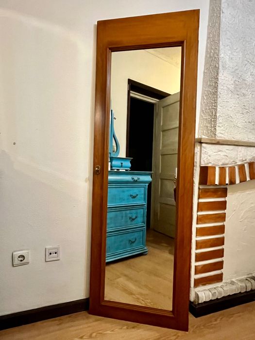 Porta em madeira duplamente espelhada