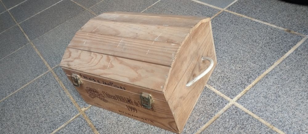 Várias caixas em madeira de vinhos em bom estado sem tampa.