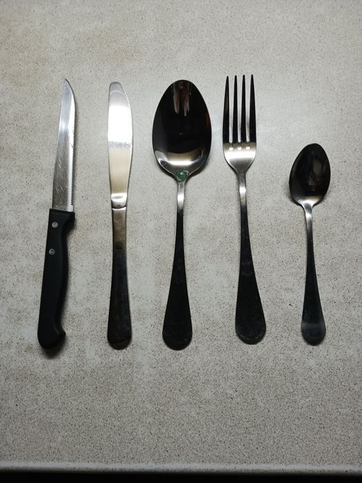 Столові прибори: ножі,виделки,ложки,ложки чайні