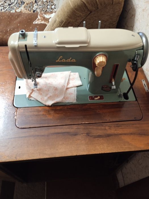 Продам швейну машинку