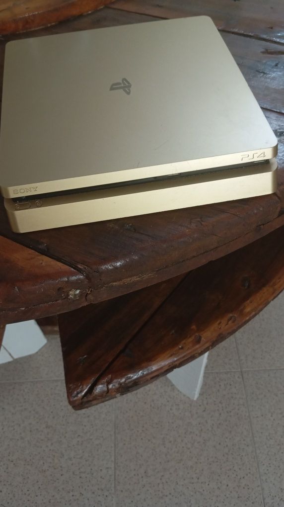 Ps4 500 GB Golden Edition sem comando