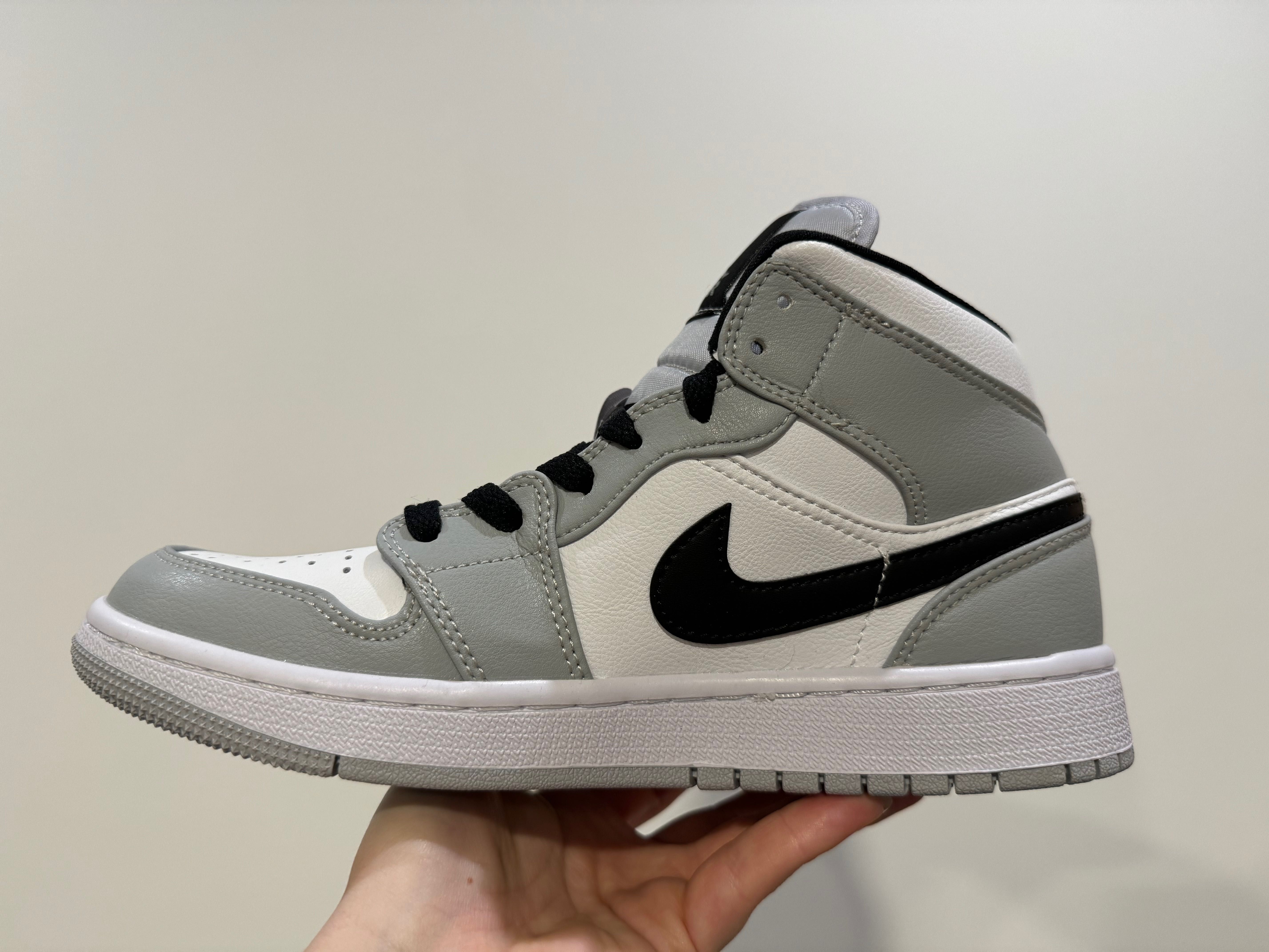 Buty Nike Air Jordan 1 Mid Light Smoke Grey r. 38,5