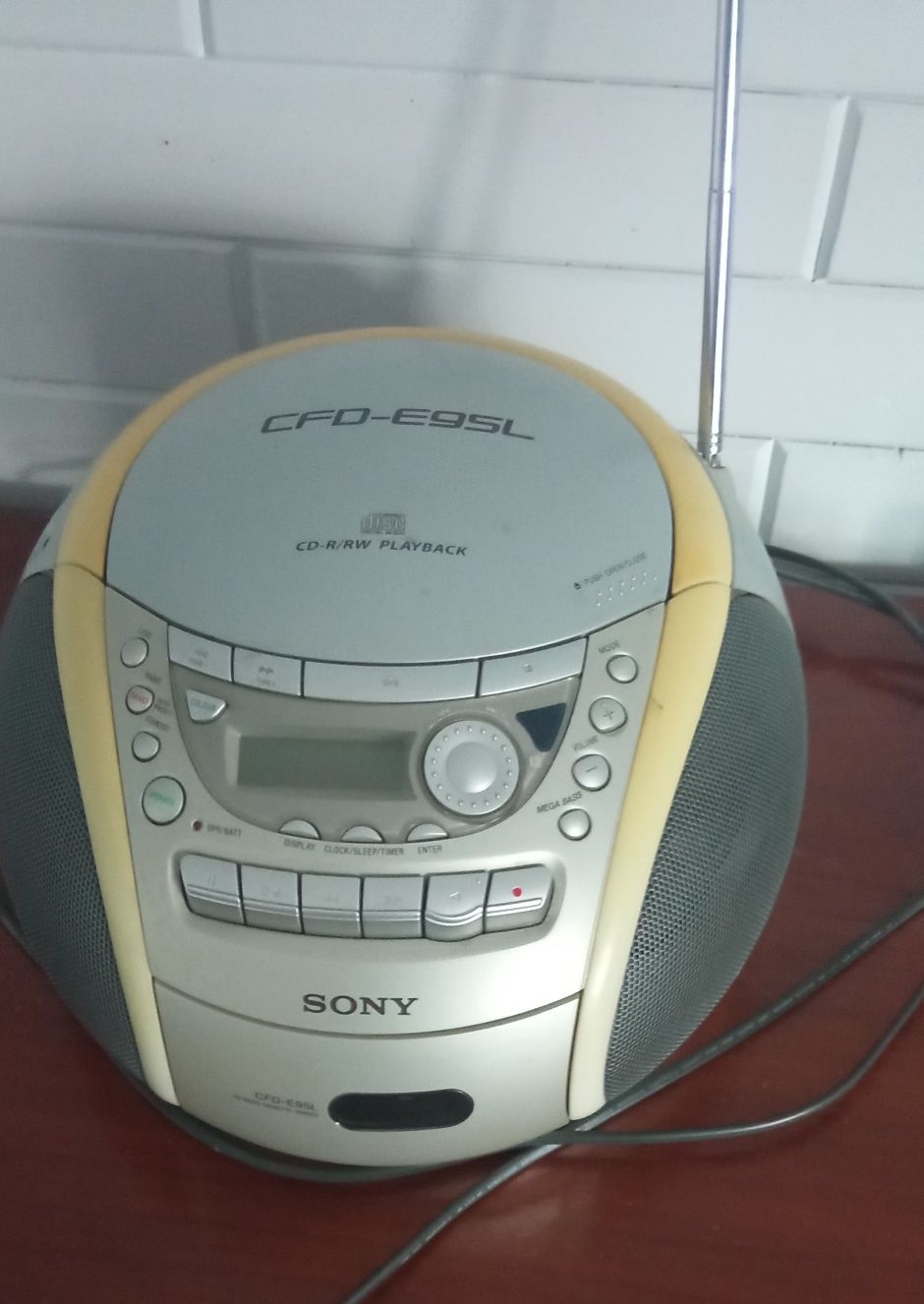 magnetofon kasetowy Sony CFD-E95L z radiem CD.