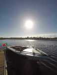 barco de madeira vibrado a remos