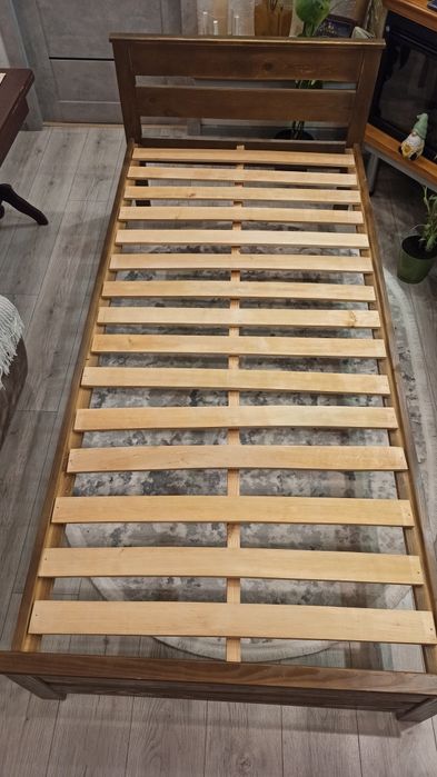 Продам дерев'яне ліжко з ортопедичним двостороннім матрацом.