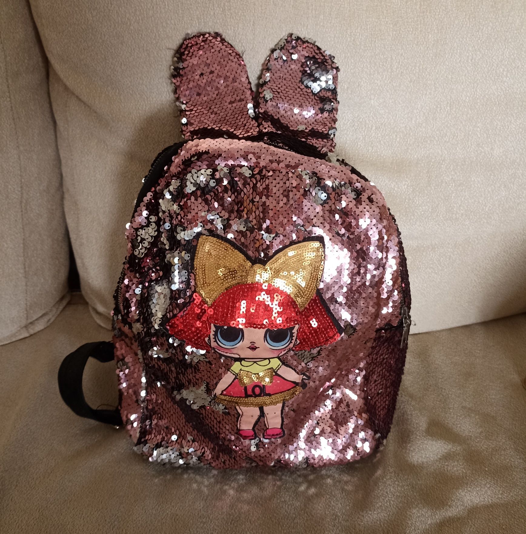 Mochila da LOL com lantejoulas e orelhinhas de coelho