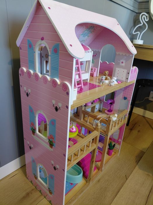 Drewniany domek barbie.