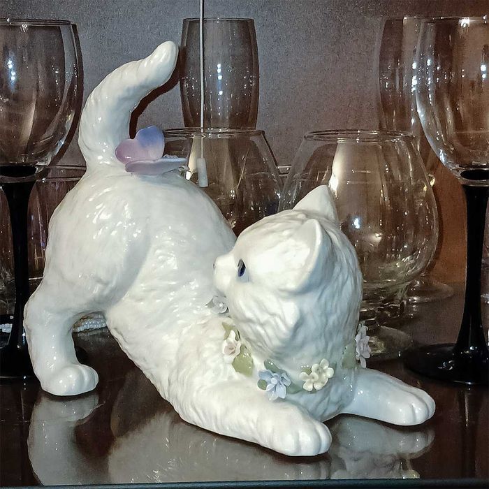 Фарфоровая фигурка "Потягивающийся кот". Высота 18 см.