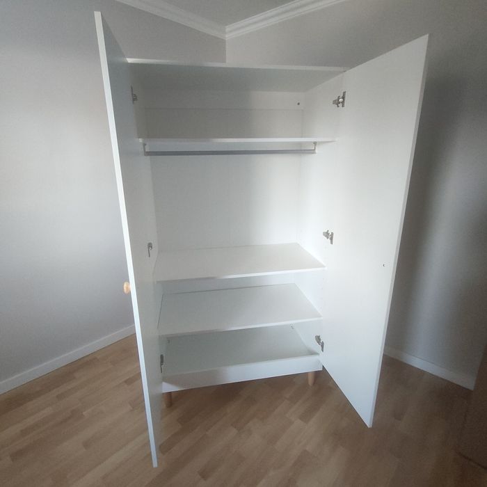 Szafa BRW na drewnianych nóżkach