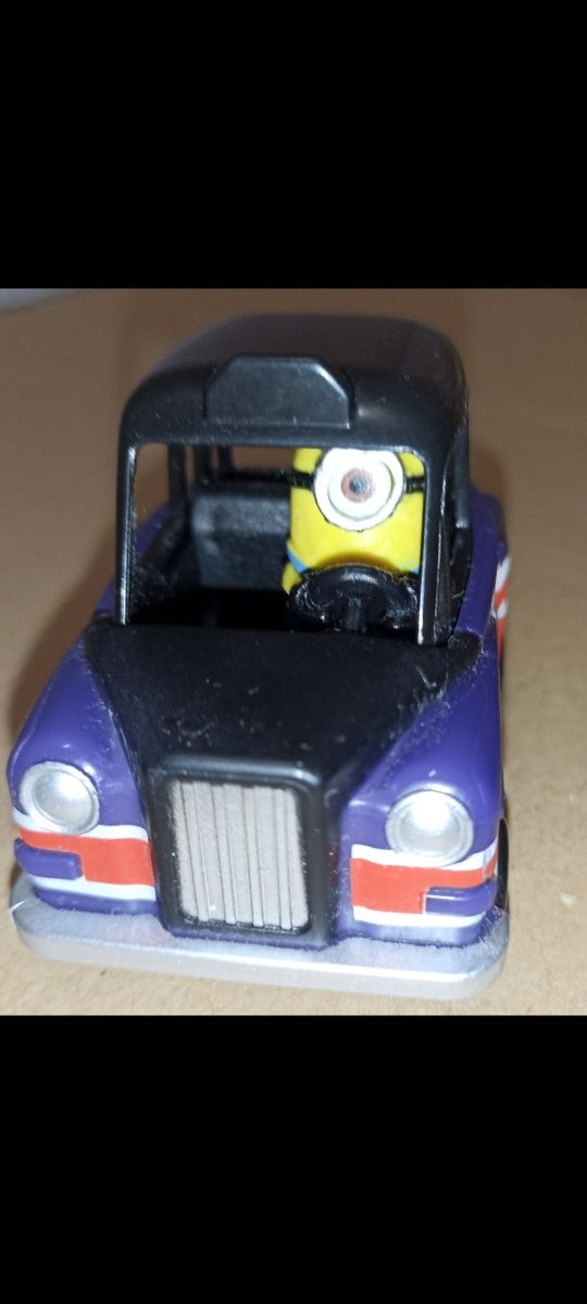 28 figurek Minionków w tym unikatowy samochód z minionkiem