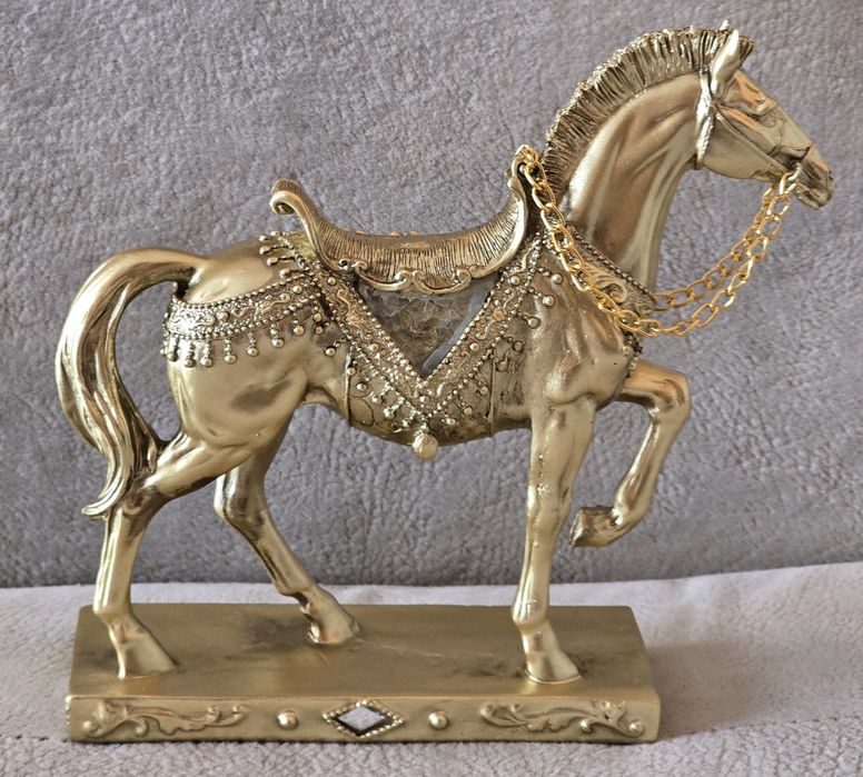 Piękna bogatozdobiona cyrkoniami ceramiczna włoska figurka konia.