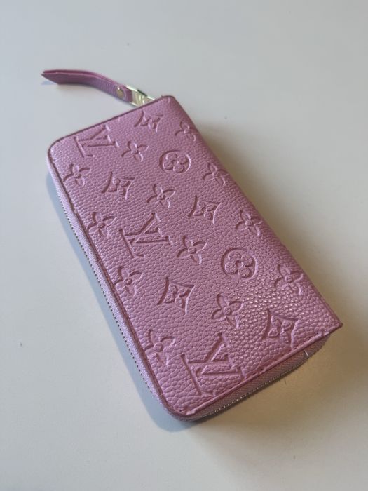 Różowy portfel Louis Vuitton