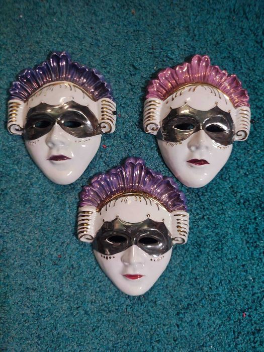 Cinco máscaras de porcelana