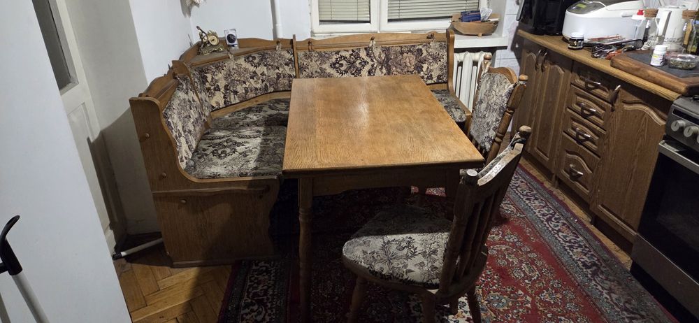 стіл стільці диван куточок люстра в одному стилі