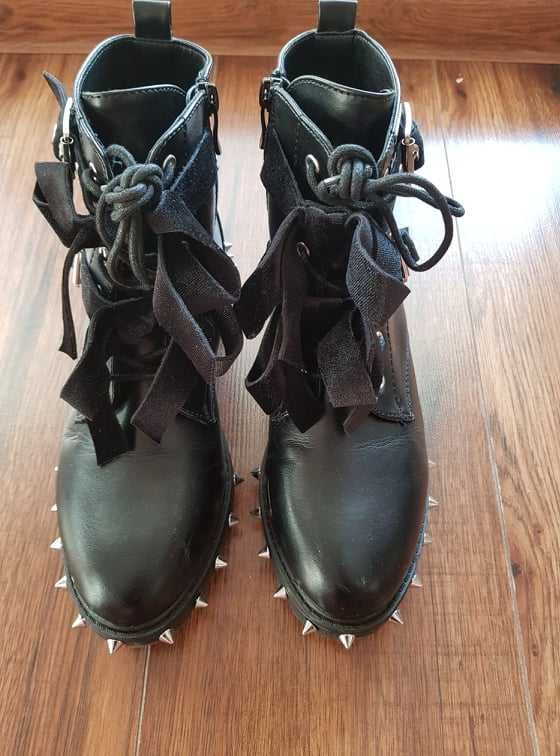 Buty DeeZee z ćwiekami, botki