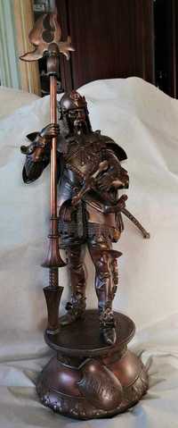 Figura z cyny przedstawiająca rycerza trzymającego pikę