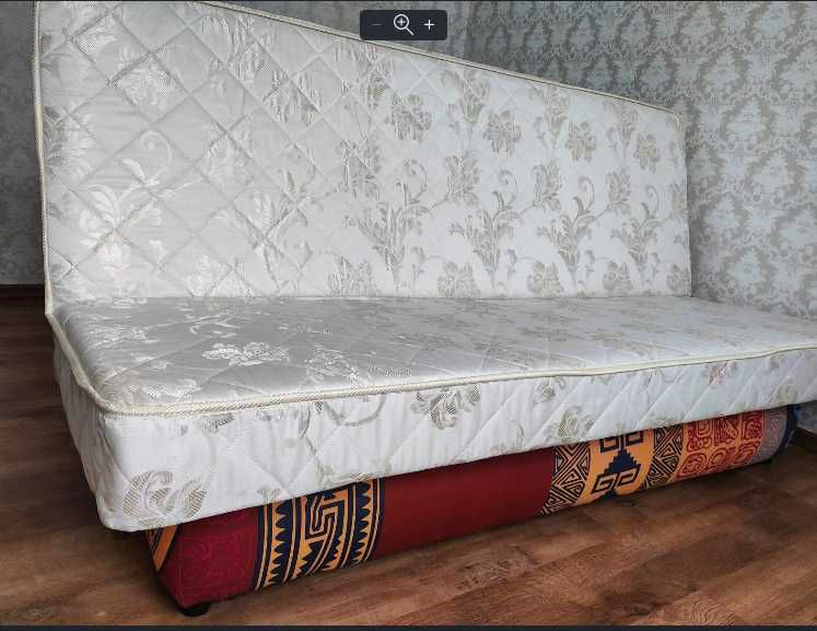 Диван-кровать 200х130см пружинний практично новий