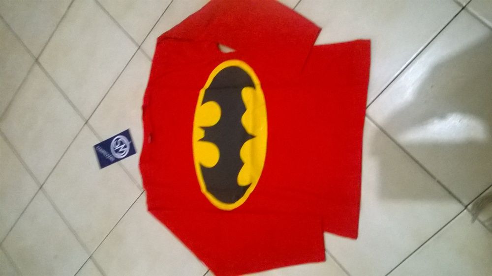 Camisolas T-shirts Swets do Batman novas . Tamanho dos 2 aos 14 anos