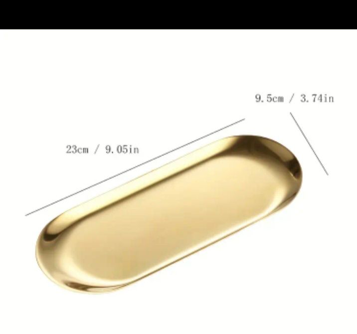 Bandeja dourada em metal. Colar de decoração.