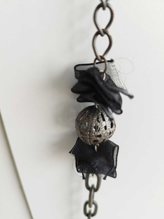 Vários colares com pendentes