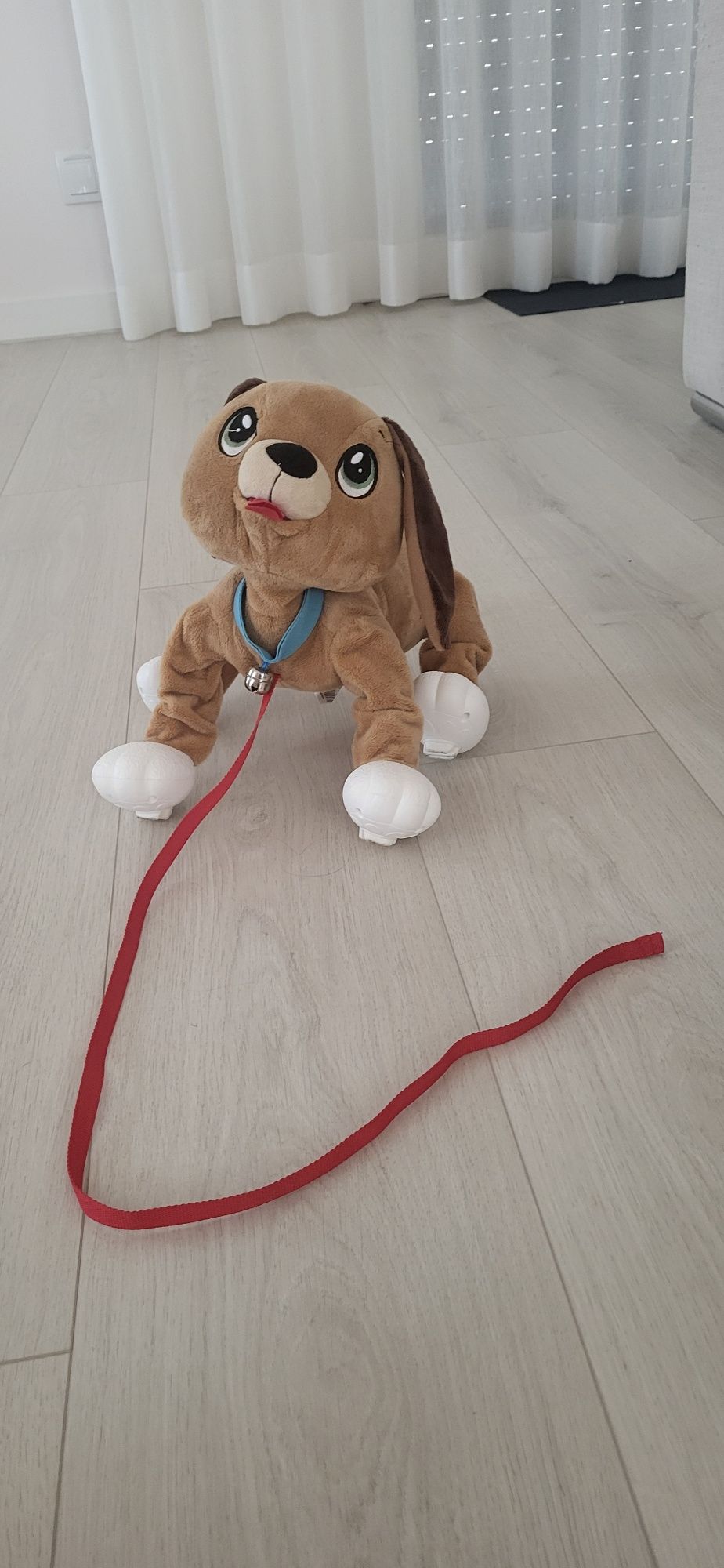 Cão com trela castanho e branco brinquedo