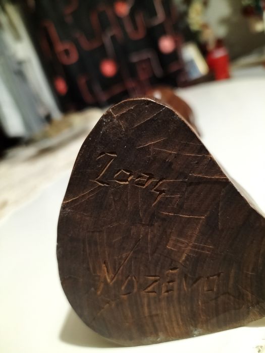 Estátua em madeira, assinada