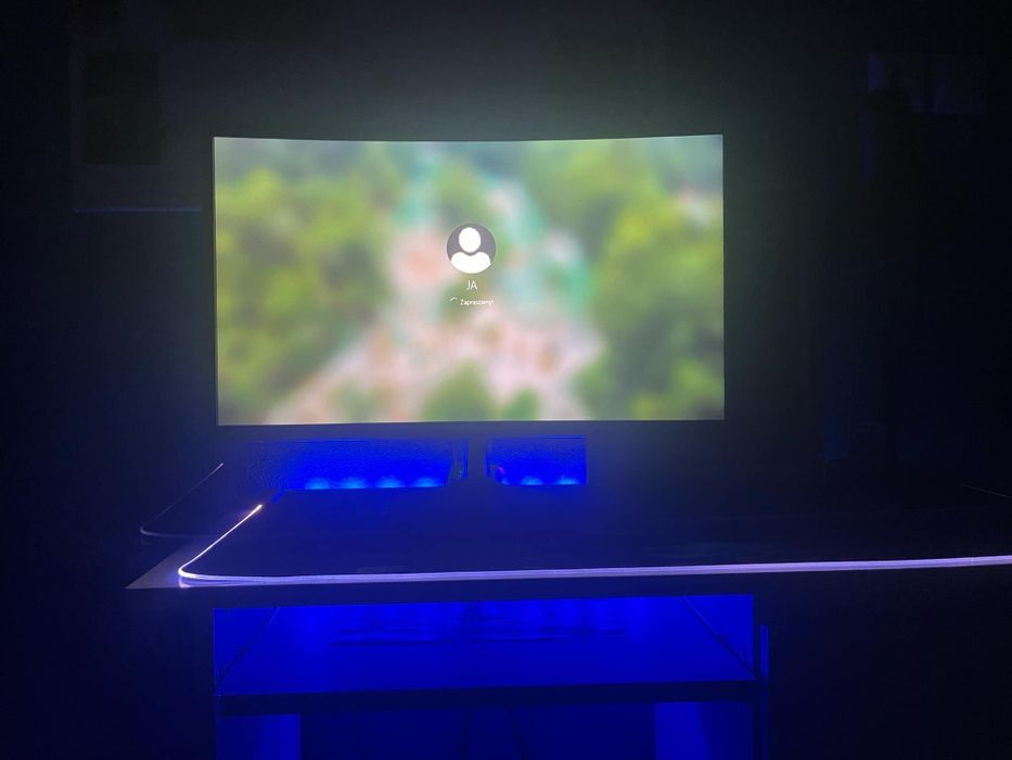 Komputer gamingowy z monitorem