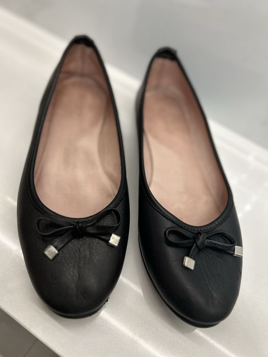 Skórzane, czarne baleriny z kokardką Kazar