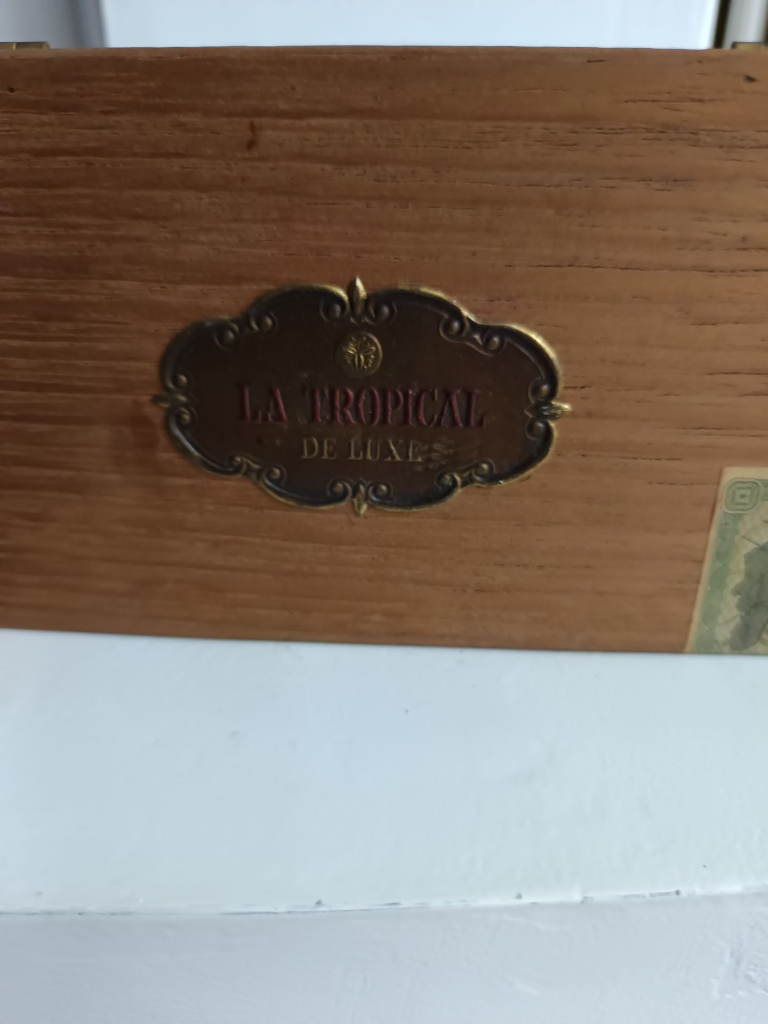 Caixa  vintage  "La Tropical de Luxe" de colecção em madeira