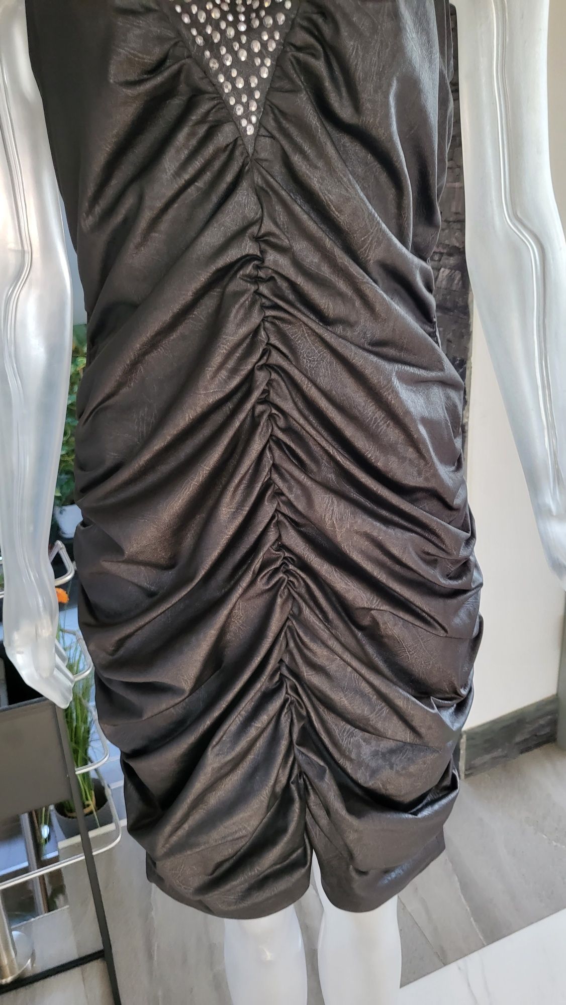 Sukienka ala latex.