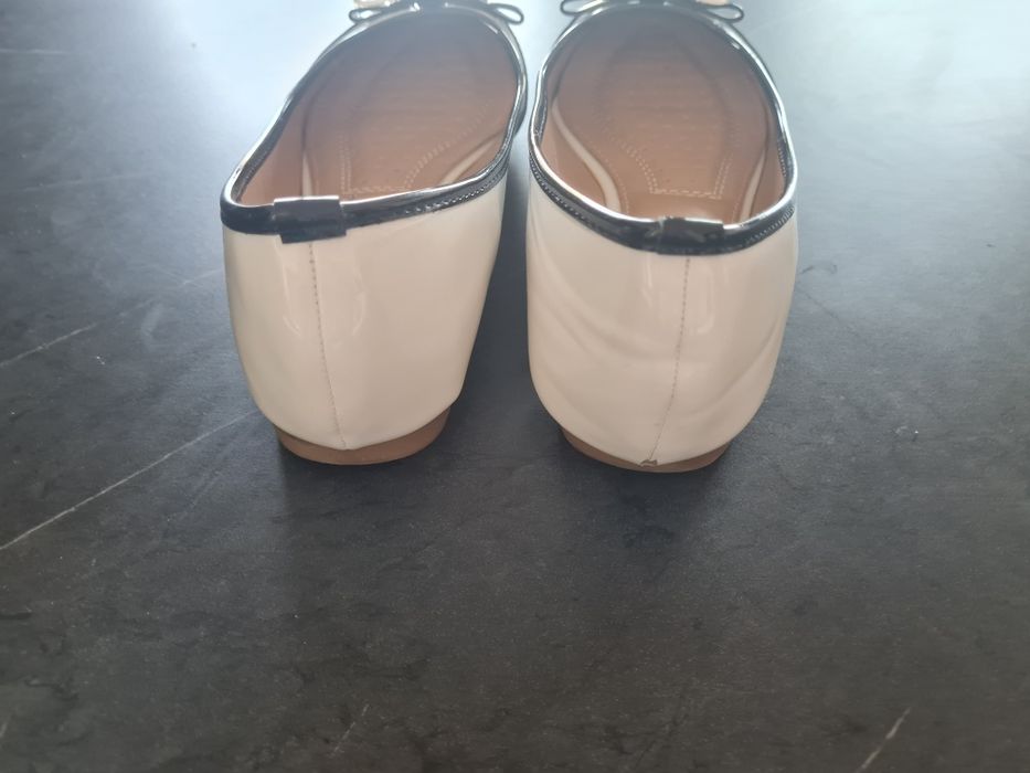 Białe lakierowane baleriny z kokardkami roz. 40