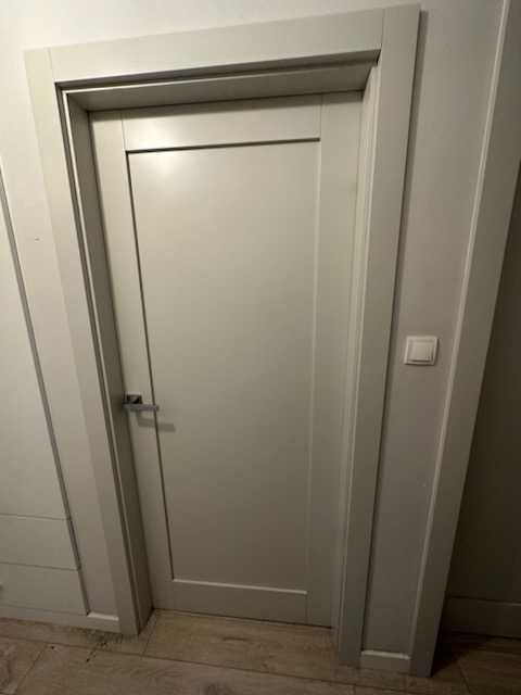 Drzwi białe wewnętrzne.