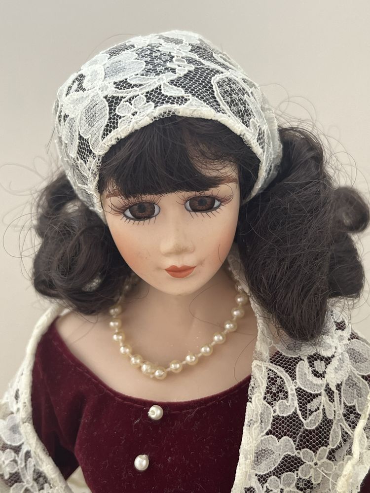 Piekna lalka porcelanowa