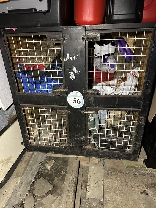 Клітка в автомобіль для чотирьох собак