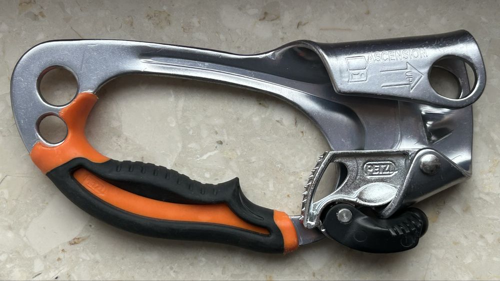 Przyrządy wspinaczkowe Petzl - poignee, croll, shunt, rolka zjazdowa