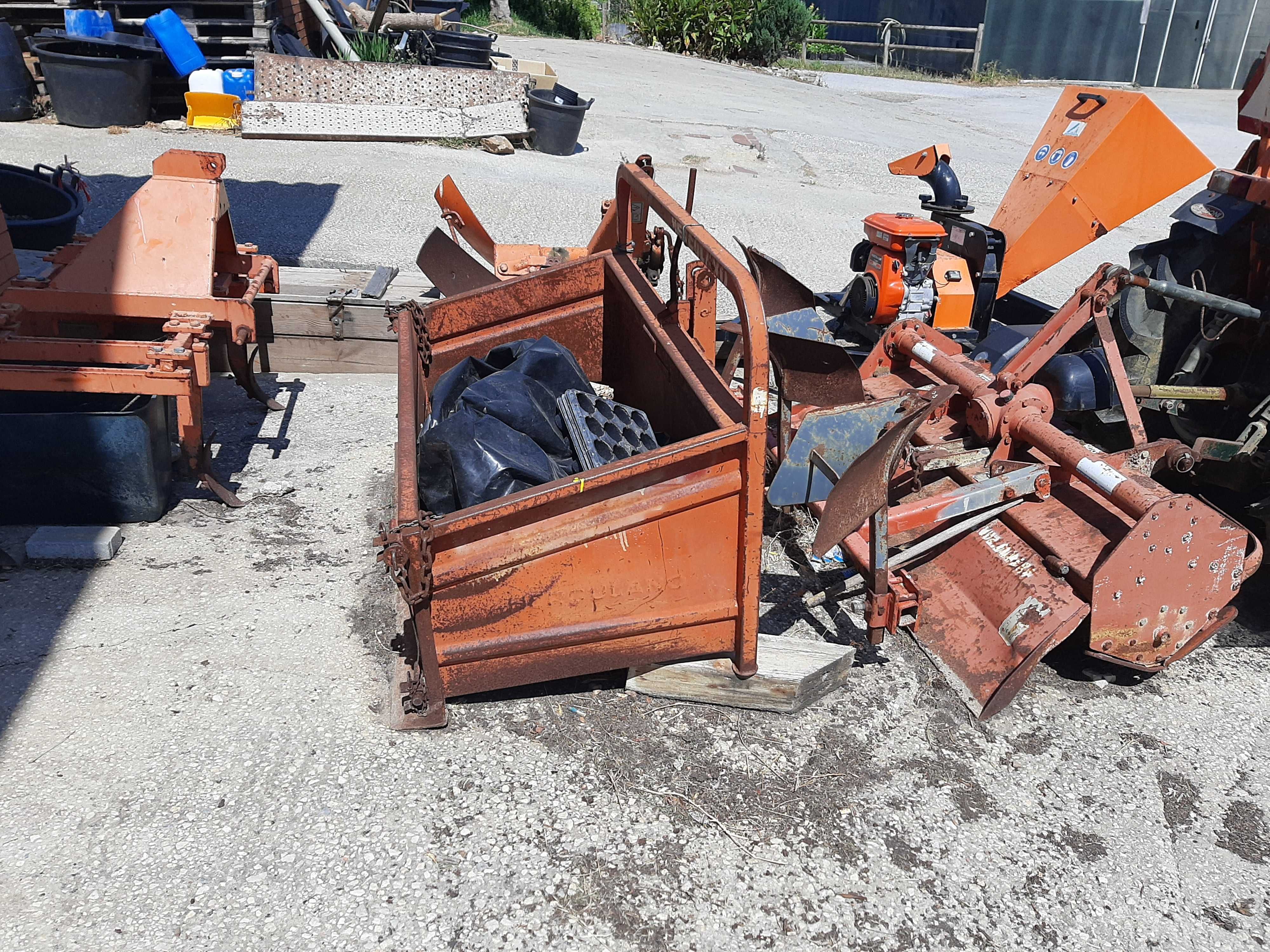 Trator agrícola com alfaias e outros equipamentos