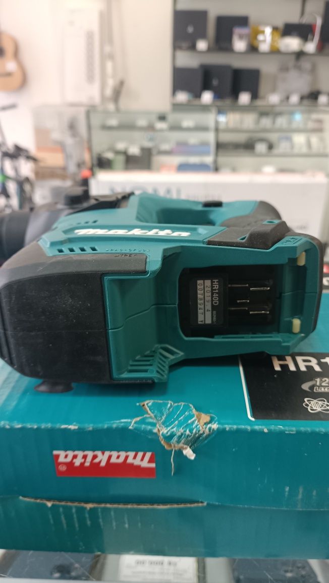 Перфоратор акумуляторний Makita HR140D