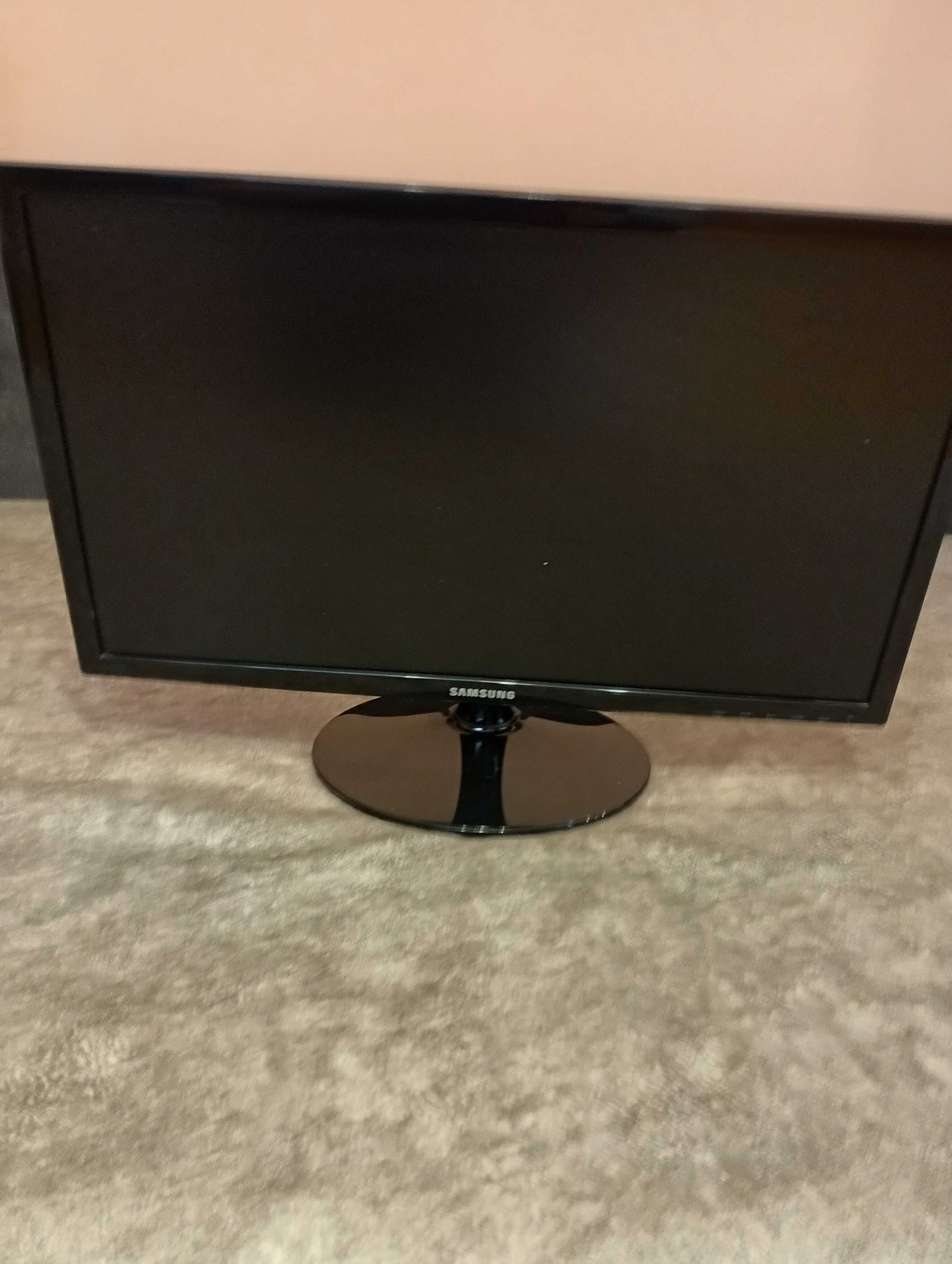 Монітор Samsung S24D330H 
Тип матриці: TN
Діагональ: 24"