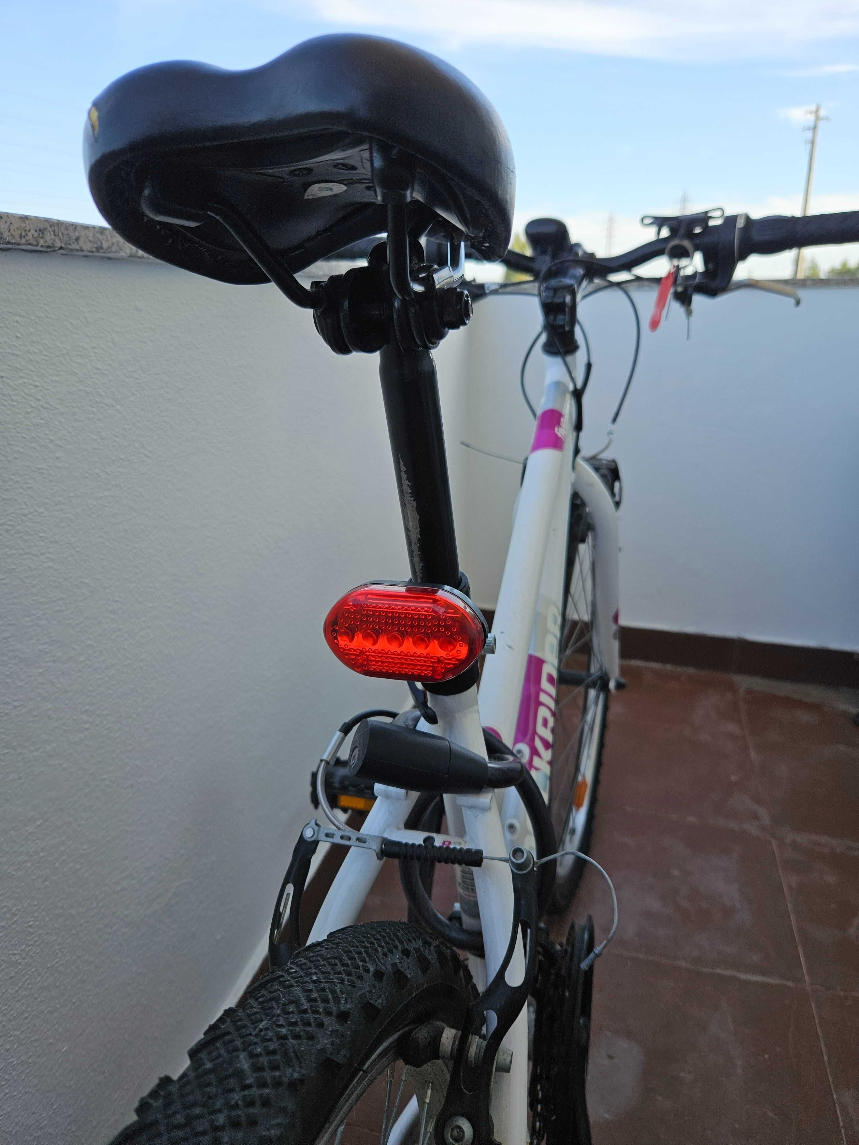 Bicicleta com lanterna e capacete