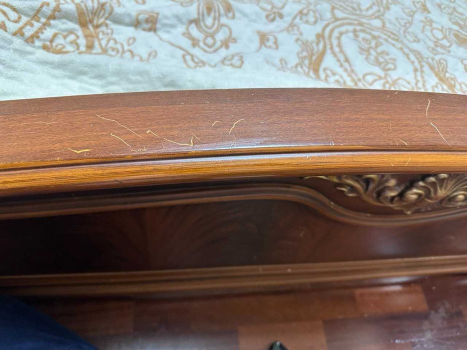 Двоспальне дерев'яне ліжко