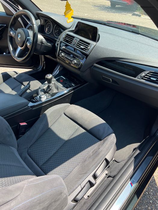BMW 116 coupé com teto de abrir.