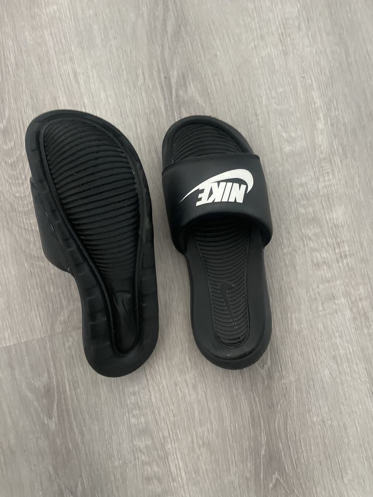 Chinelos nike como novos