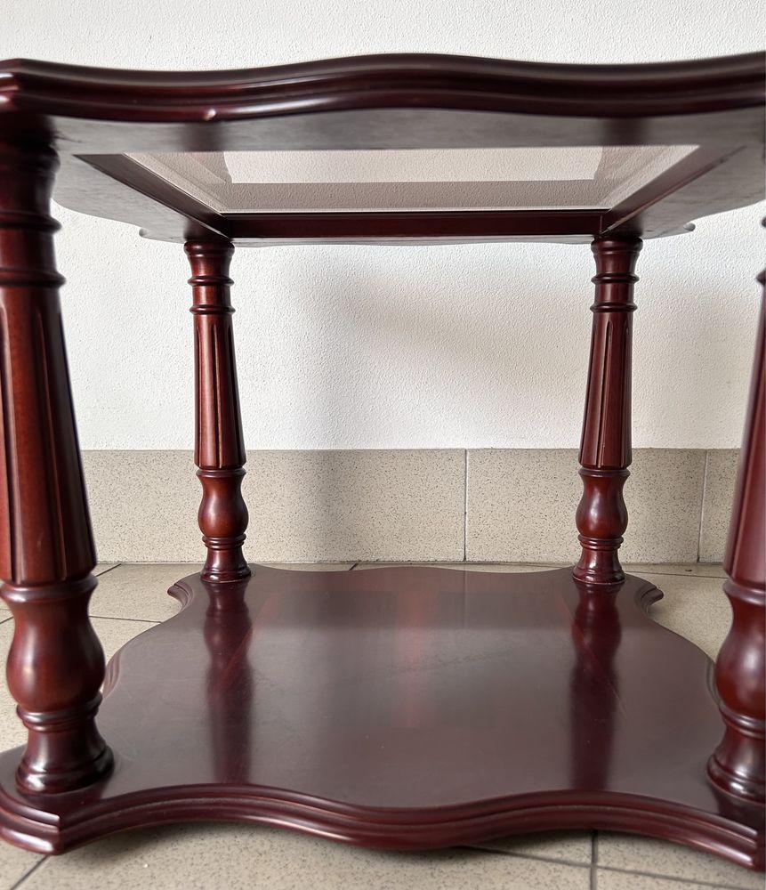 Mesa de centro com tampo em vidro