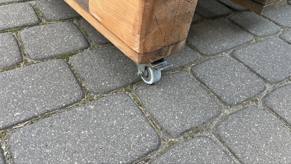 Stół z palet ogrodowy, solidny, na kółkach, z szybą