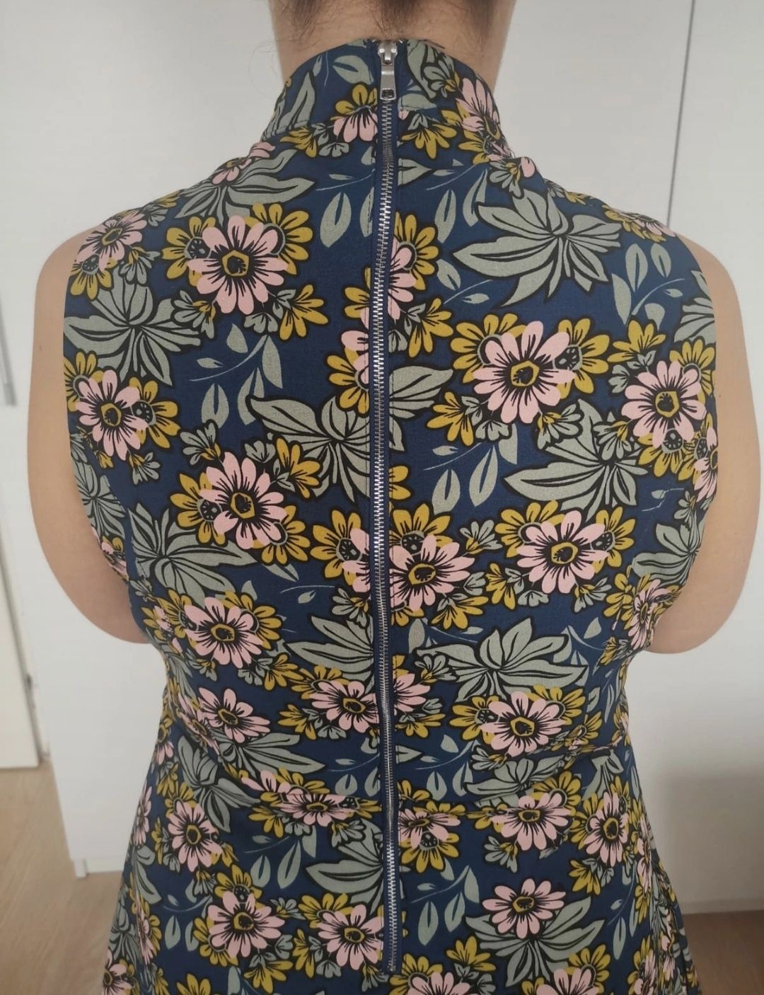 Elegancka rozkloszowana sukienka w kwiaty, floral print