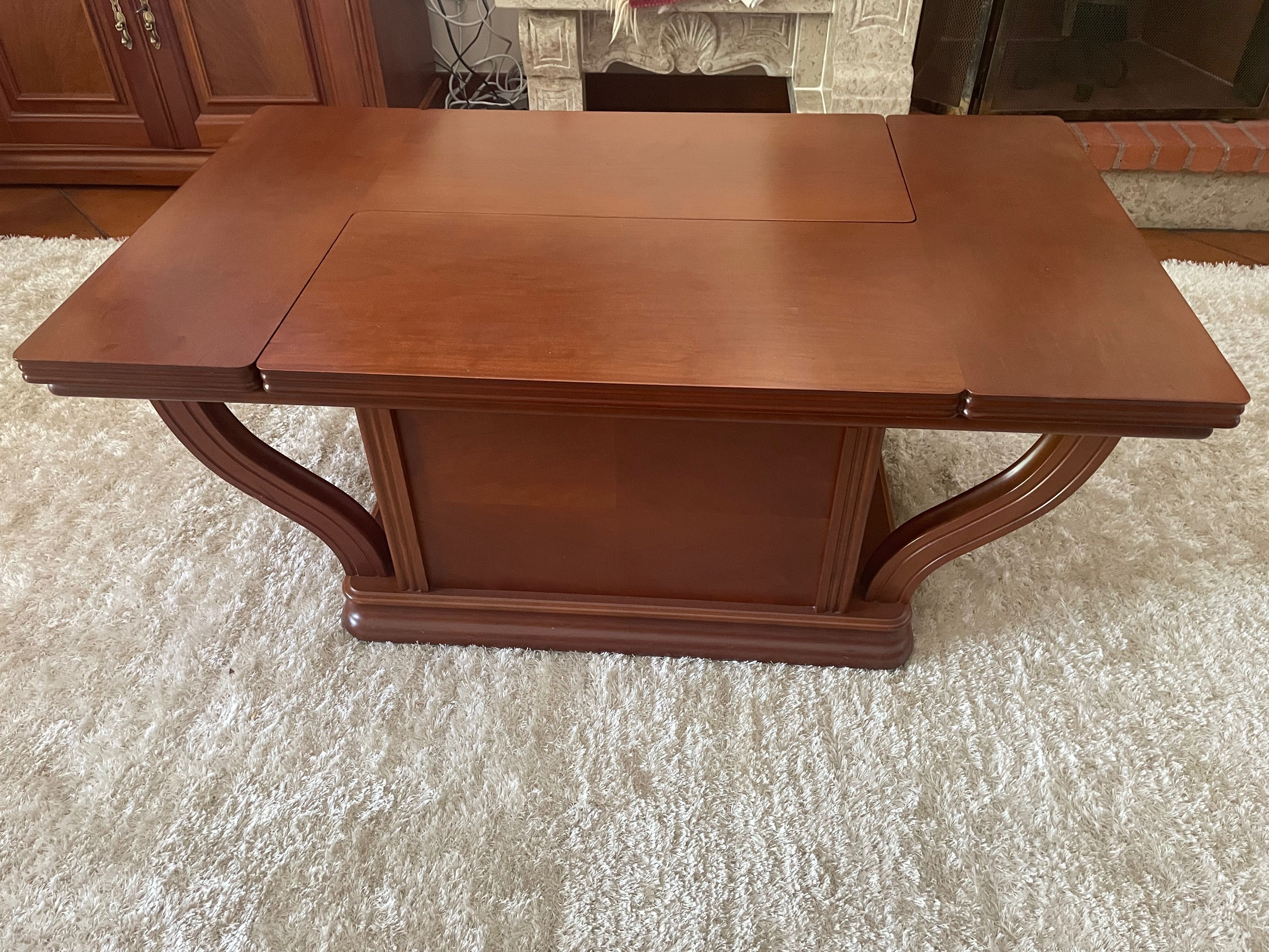 Mesa em cerejeira com bar integrado